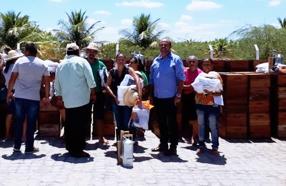 Vereador ‘Silvio Rogério’ participa da entrega de kits apículas através da CODEVASF para apicultores de Petrolândia