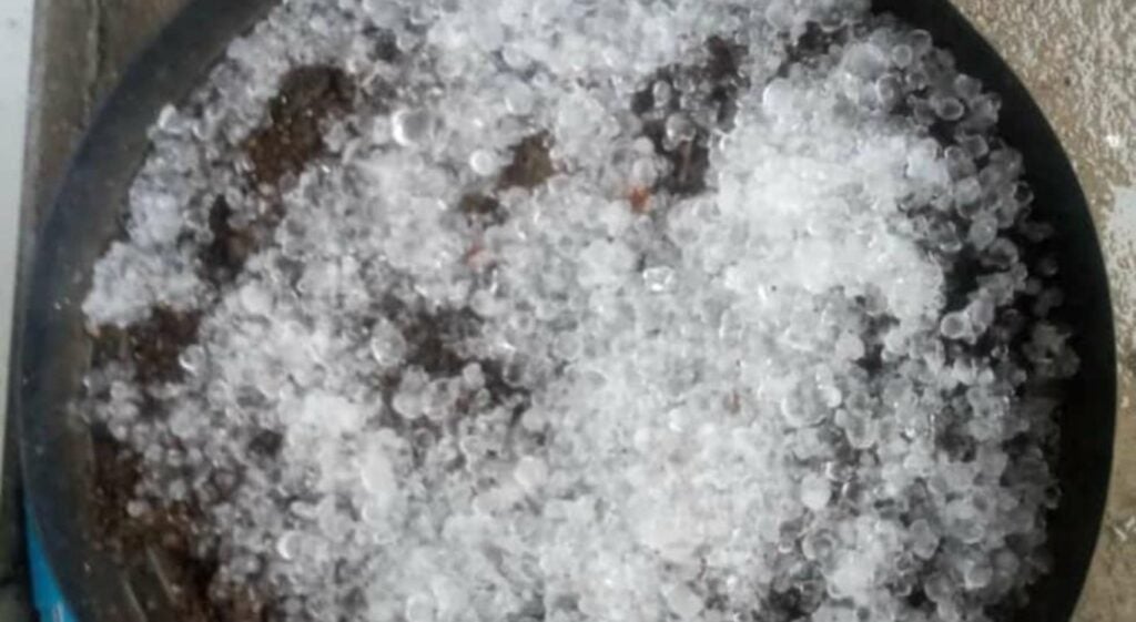 Chuva de granizo surpreende moradores de Custódia, no Sertão de PE