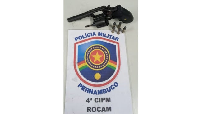 Homem é preso por posse ilegal de arma de fogo em Petrolândia, no Sertão de PE Homem é preso por posse ilegal de arma de fogo em Petrolândia, no Sertão de PE