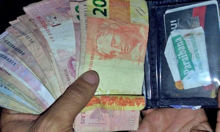 Honestidade na crise: garis encontram carteira com dinheiro e entregam na delegacia