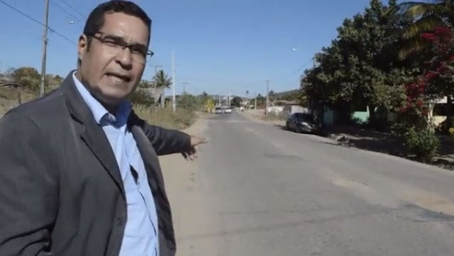 “Agora a irresponsabilidade disso aqui é do gestor atual”, denuncia o advogado Dr. Joaquim Suarez, sobre a existência de vários buracos na PE-375, em Tacaratu-PE