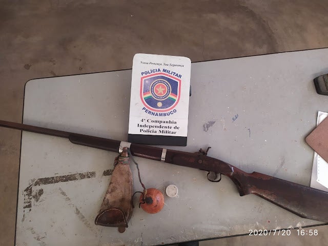 PM apreende espingarda em Tacaratu (PE) PM apreende espingarda em Tacaratu (PE)
