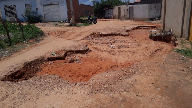 Petrolândia: Presidente de Associação do Bairro Nova Esperança denuncia ruas esburacadas e acúmulo de lixo em algumas ruas da comunidade