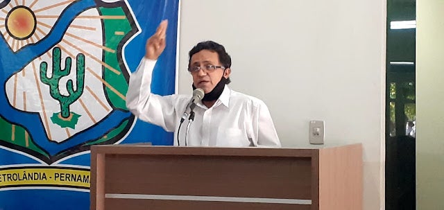 “Nós temos que dá a oportunidade pra quem tá entrando desenrolar e desenvolver o nosso município que é o que tá faltando, é desenvolvimento em Petrolândia! Que só foi atraso nessa gestão!”, desabafa o vereador Toinho em seu último discurso como legislador na Câmara