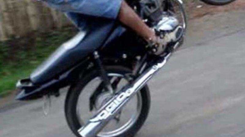 Homem tem moto apreendida após ser flagrado empinando o veículo na quadra-06 em Petrolândia, PE