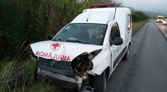 Acidente com Ambulância de Inajá deixa dois feridos entre os municípios Pesqueira e Sanharó