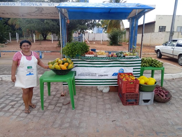 Petrolândia: Vendedora de Frutas e Verduras agradece ao Vereador Silvio Rogério, sua articulação para aquisição de sua barraca para comercialização de seus produtos na Agrovila 01, do Bloco 01