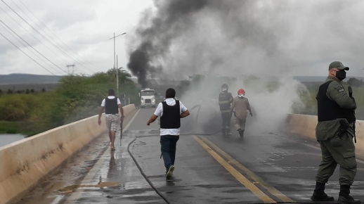 Criminosos fazem emboscada, incendiam dois veículos em tentativa de assalto a carro-forte, na BR-316, em Petrolândia, no Sertão de PE [Fotos e Vídeo]