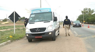 Durante fiscalização de vans em Petrolina, PRF encontra motorista embriagado e veículo superlotado Durante fiscalização de vans em Petrolina, PRF encontra motorista embriagado e veículo superlotado