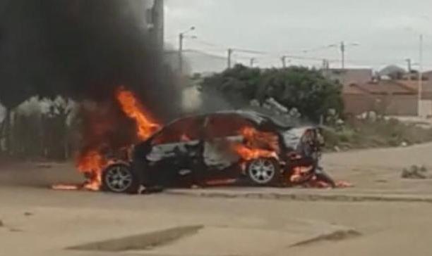 Cabrobó: Motorista perde controle do veículo bate em residência e em seguida carro pega fogo