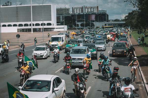 Carreata pró-Bolsonaro em Brasília tem pedido de intervenção militar e críticas ao STF