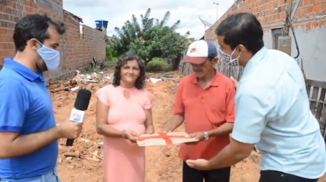 Após campanha do Blog PN, família que vivia em casa de barro prestes a cair em Petrolândia, ganha projeto de nova residência [Vídeo]