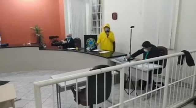 Com medo de coronavírus, veja como vereador de Pernambuco foi para reunião