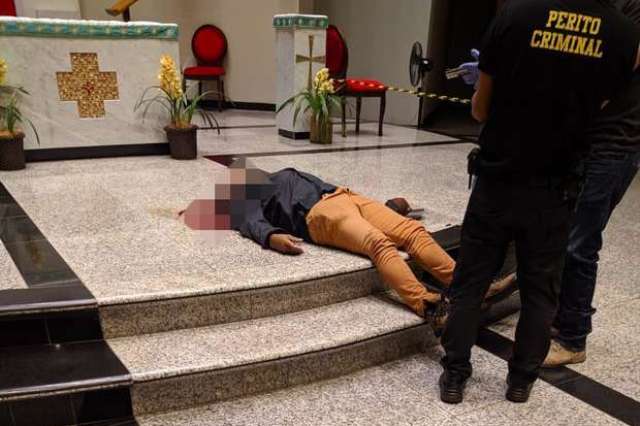 Homem mata a esposa, atira nos filhos e se mata em igreja