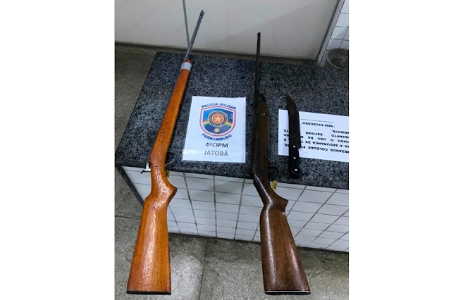 Homem é preso pela PM com armas após cortar orelha de seu filho de 17 anos com facão, na Zona Rural de Jatobá (PE)