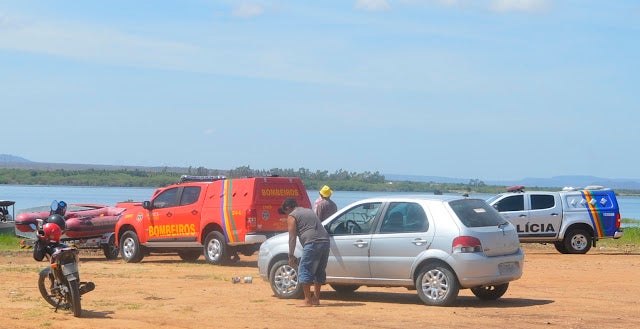 Polícia Militar dá apoio ao Corpo de Bombeiros na tentativa de resgate de suposta vítima de afogamento no Lago de Itaparica em Petrolândia, no Sertão de PE
