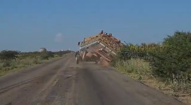 Vídeo: Caminhão carregado de abóbora capota na BA-210