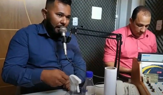 “Falta remédios nas farmácias dos Postos de Saúde”, denuncia o Vereador de Ibimirim, Luan Almeida em entrevista ao lado do também Vereador Mércio Vieira no Programa ‘A Voz do Povo’ na Rádio Sertão FM [Vídeo]