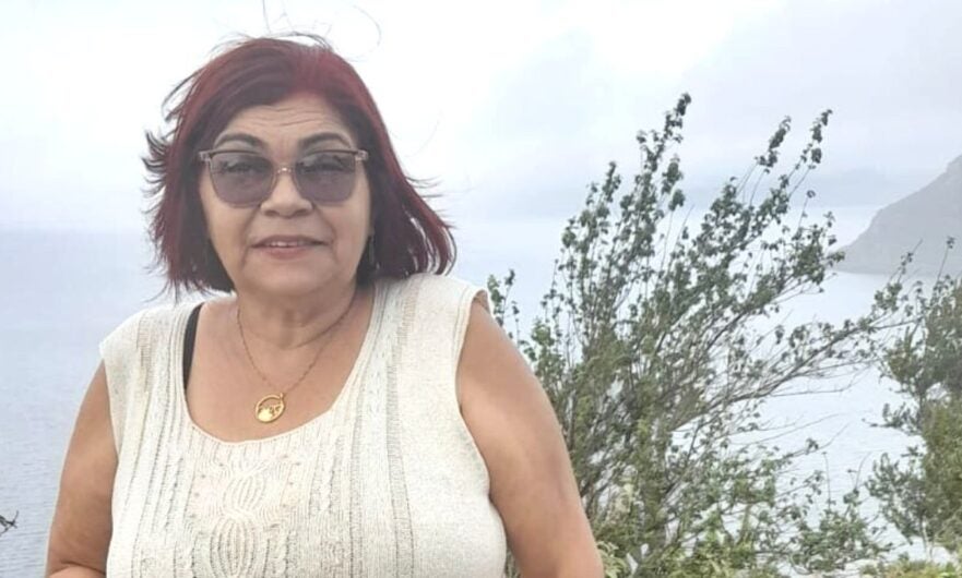 Secretária Municipal de Cultura de Petrolândia, Maria Helena, parabeniza Maria de Lourdes pelo seu aniversário