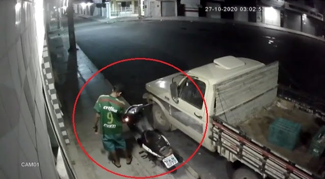 Câmera de segurança flagra homem incendiando motocicleta no centro de Petrolândia; Polícia procura suspeito