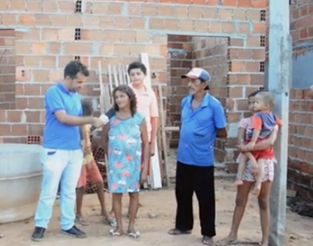 Família carente que morava em casa de taipa prestes a cair volta a pedir ajuda em Petrolândia, no Sertão de Pernambuco [Vídeo]