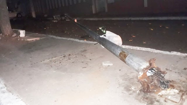 Poste cai e interdita avenida no Centro de Petrolândia, PE