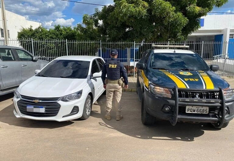 Homem é detido pela PRF com carro roubado, em Salgueiro