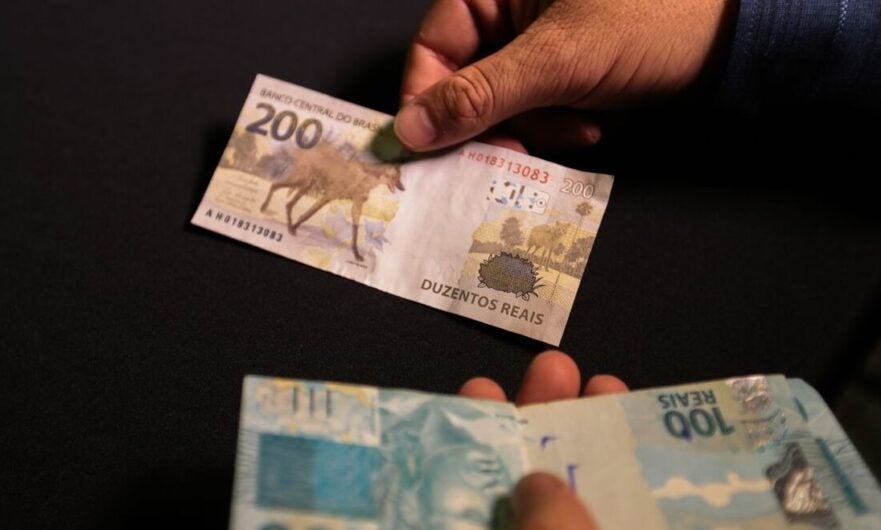 Governo federal decide que salário mínimo subirá para R$ 1.320 em maio