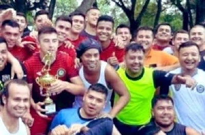 Ronaldinho marca cinco gols e é campeão em torneio de presídio