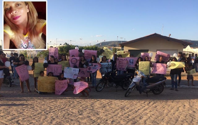 Sob aplausos, protesto, homenagens e comoção, corpo de Gláucia Maria vítima de feminicídio é sepultado em Jatobá, PE [Vídeo]