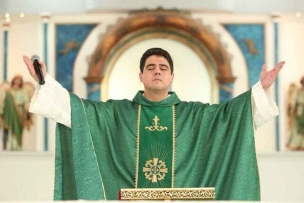 Padre Robson: investigação mostra doações suspeitas em nome de fiéis Padre Robson: investigação mostra doações suspeitas em nome de fiéis