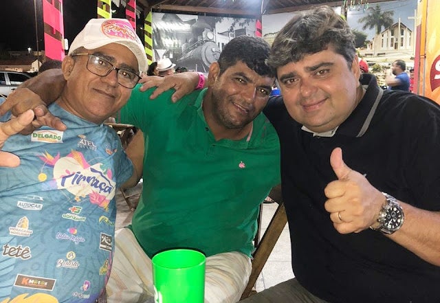 Pré-candidato a prefeito de Petrolândia, Fabiano Marques ao lado do vereador Joilton Pereira participa do carnaval da cidade