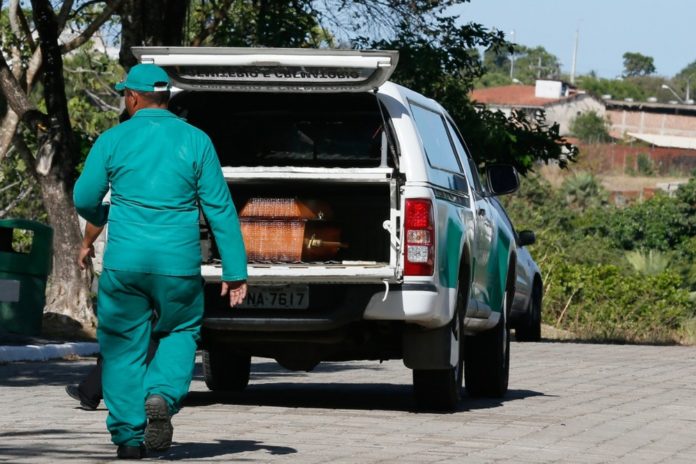 Corpo de vítima de Covid-19 é trocado por hospital e família só é avisada após sepultamento, no Ceará