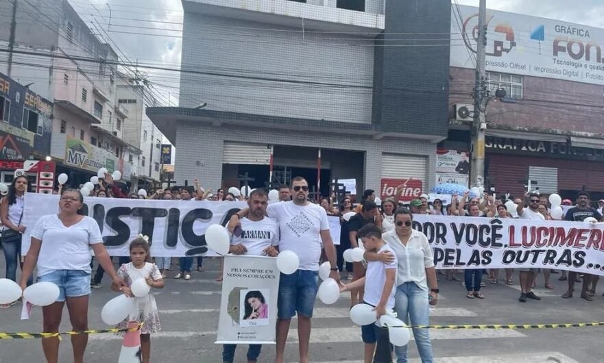 Familiares e amigos de gestante que morreu em Surubim fazem protesto em frente à prefeitura