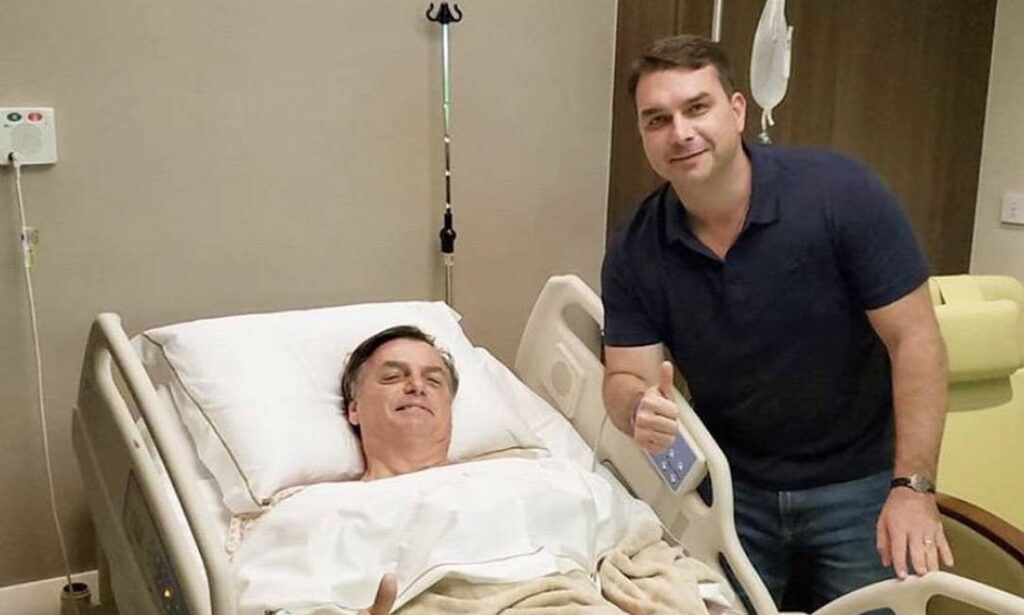 Bolsonaro afirma, em rede social, que está bem e logo estará ‘de volta ao campo’