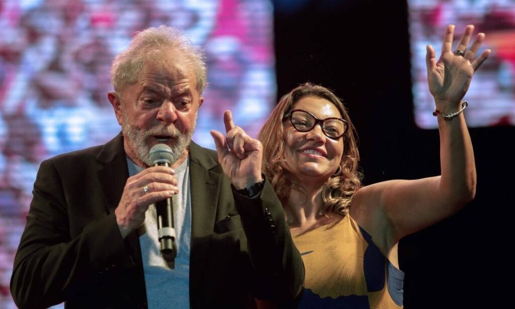 Sem lua de mel: noiva cola em Lula nos eventos políticos