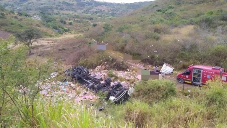 Bombeiro se irrita com pessoas saqueando carga Bombeiro se irrita com pessoas saqueando carga