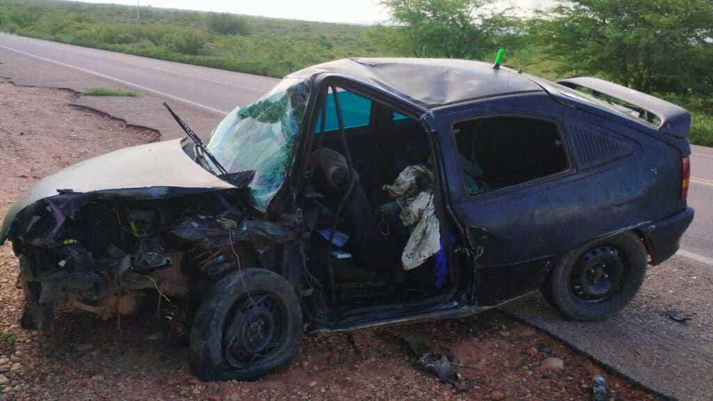 Acidente grave na BR-110 envolve carro de passeio e caminhão em Petrolândia, no Sertão de Pernambuco; fotos e vídeo