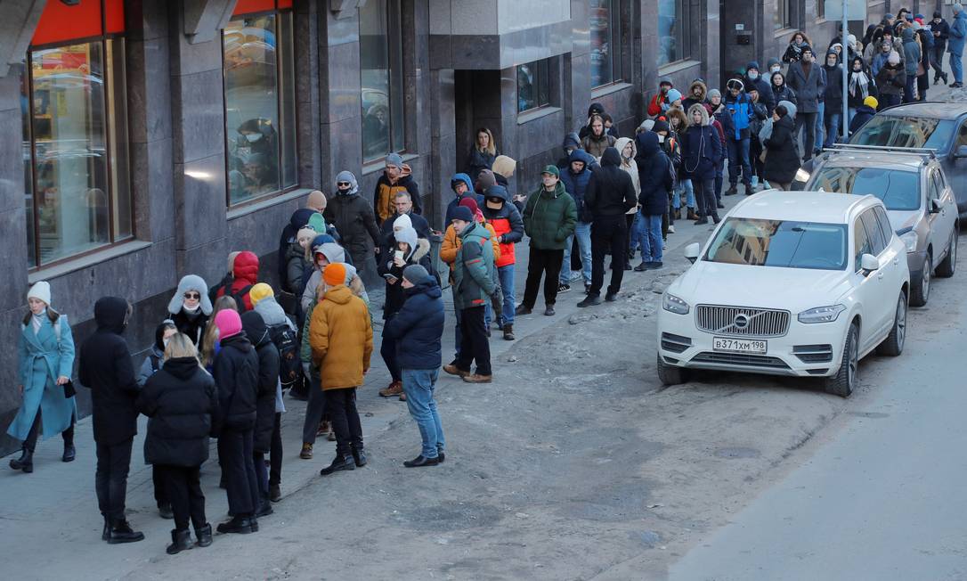 Após sanções, russos fazem fila para comprar dólar, e rublo atinge mínima histórica