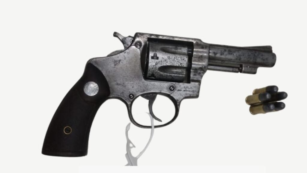 Policiais militares detêm suspeito por porte ilegal de arma de fogo em bar no distrito de Caraibeiras, em Tacaratu, Pernambuco