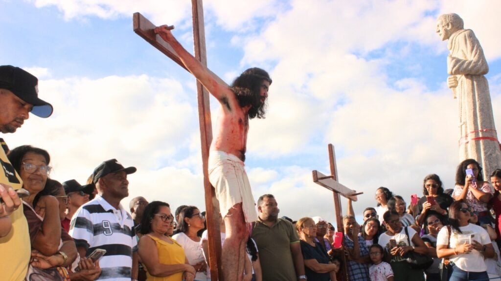 Fiéis de Petrolândia revivem a Paixão de Cristo na emocionante encenação da Via Sacra; veja fotos e vídeo