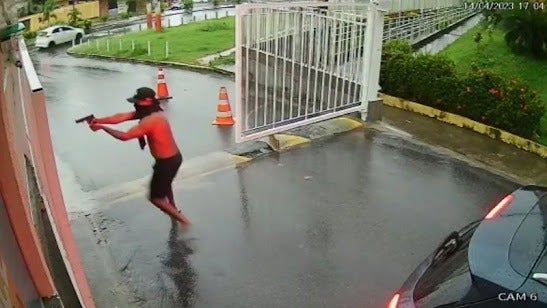 Vídeo mostra ataque que deixou três mortos e um ferido em condomínio; Assista Vídeo mostra ataque que deixou três mortos e um ferido em condomínio; Assista