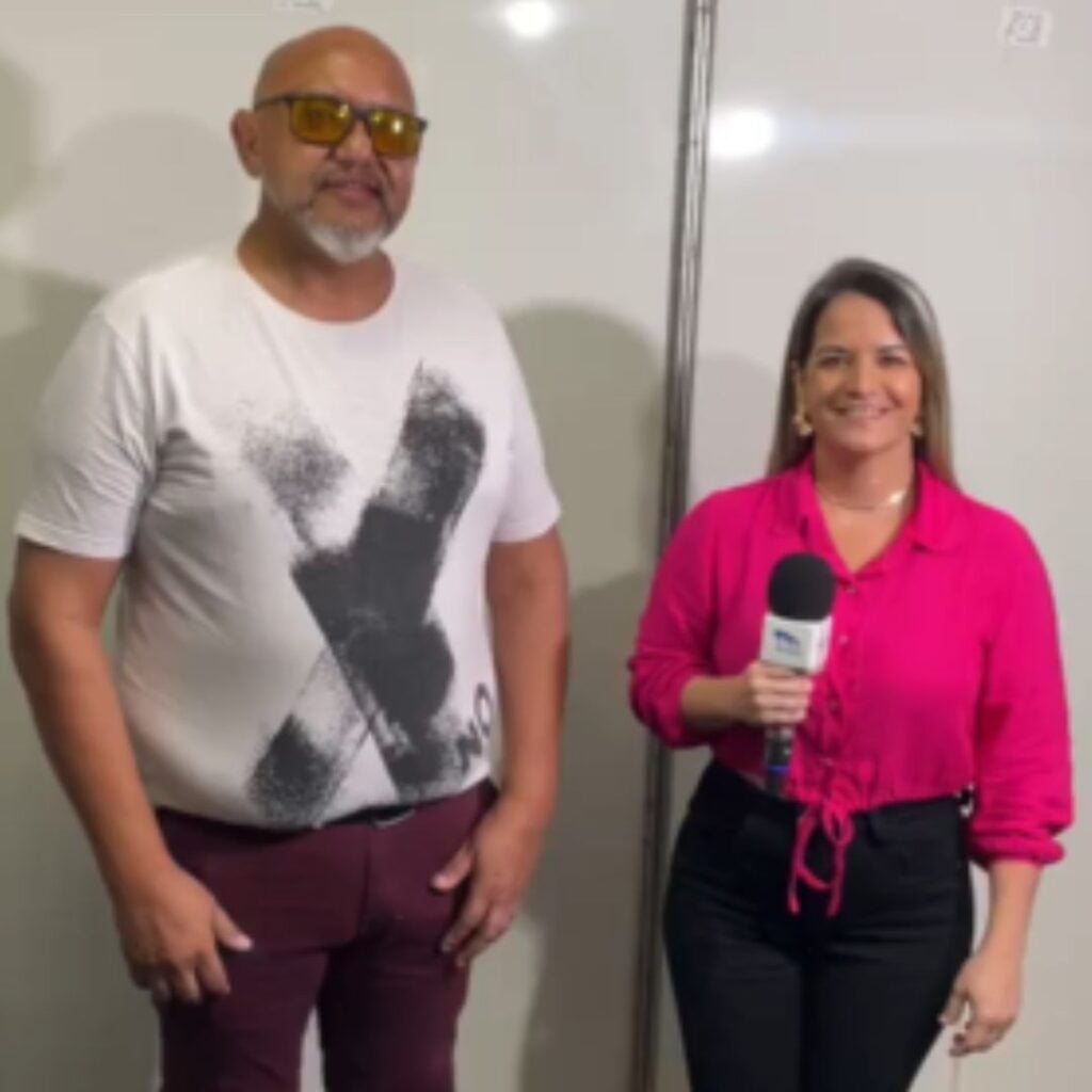Cantor Eron da Banda Avohai é entrevistado durante a Festa da Santa Cruz em Caraibeiras; vídeo