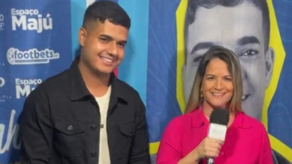 Cantor Jeyninho Souza é entrevistado durante a Festa da Santa Cruz em Caraibeiras; vídeo