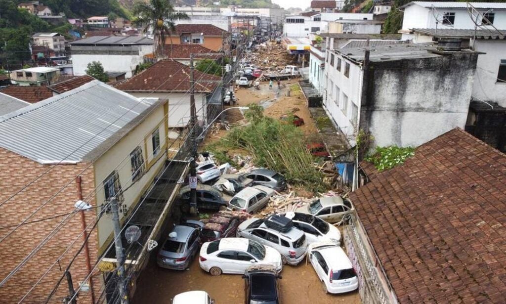 Temporal em Petrópolis deixa ao menos 55 mortos; buscas por vítimas continuam