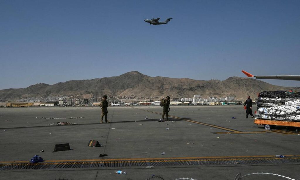 Com capacidade para 100 passageiros, avião militar dos EUA decolou com 640 durante caos no aeroporto de Cabul