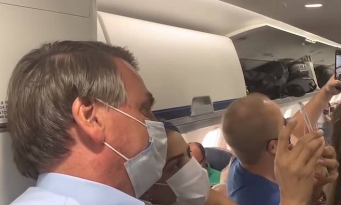 Bolsonaro aparece de surpresa em avião comercial e é recebido com elogios e críticas