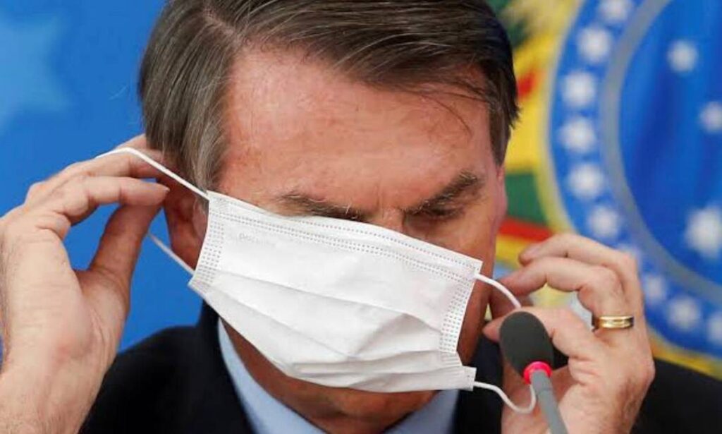 Bolsonaro questiona eficácia de máscaras em dia de recorde de mortes por Covid-19 no Brasil