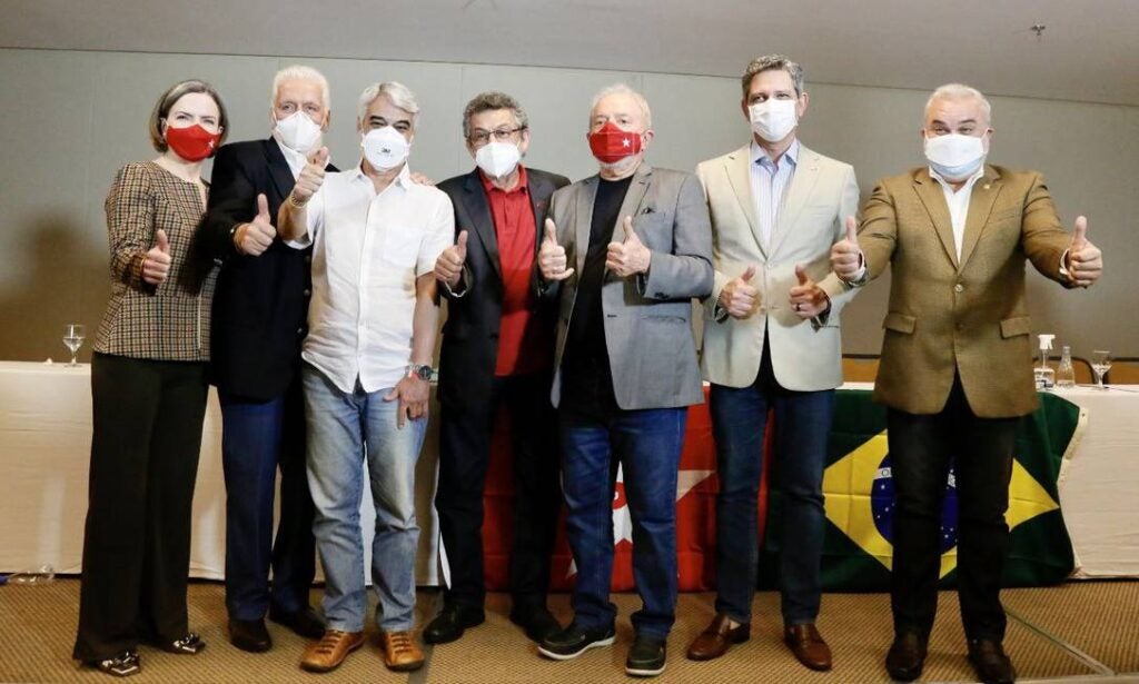 A parlamentares, Lula diz que quer novas lideranças como candidatos e sugere anistia de dívidas do Fies