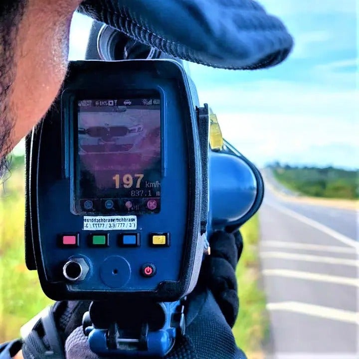 PRF flagra BMW a quase 200 km/h em rodovia federal na Bahia PRF flagra BMW a quase 200 km/h em rodovia federal na Bahia